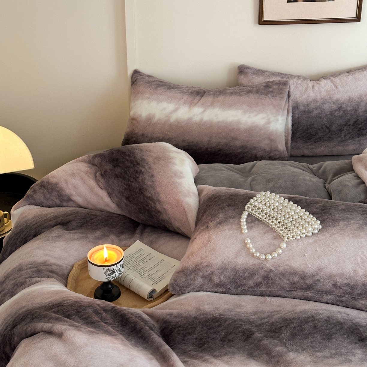 91家纺网 家纺一手货源 找家纺 德比尔斯  2025新款兔毛绒兔兔绒渐变色牛奶绒四件套 红灰