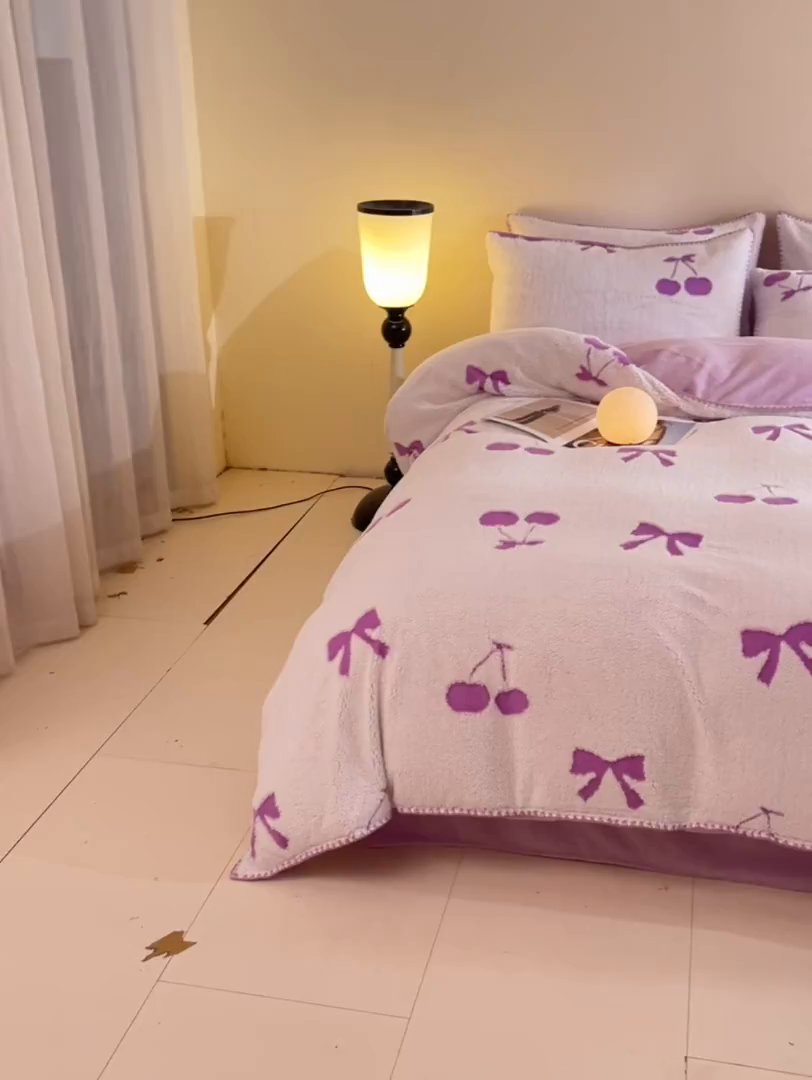 91家纺网 家纺一手货源 找家纺 丝印良品 2025新款加厚兔绒提花牛奶绒四件套系列 樱桃-紫