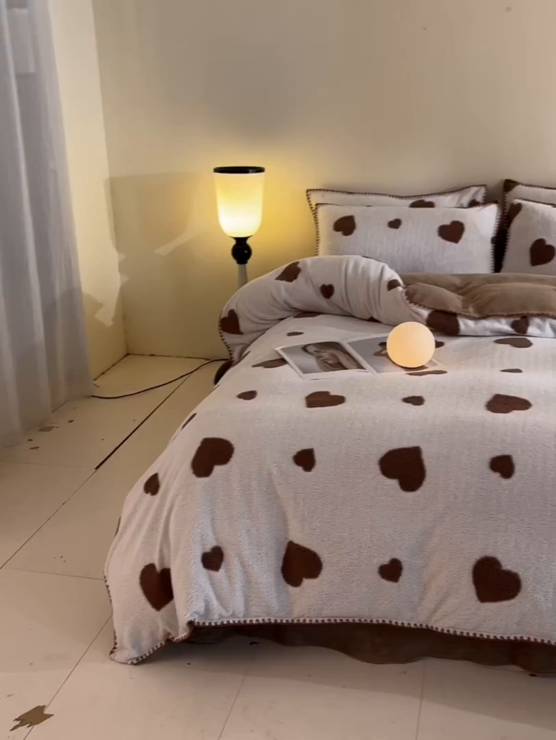 91家纺网 家纺一手货源 找家纺 丝印良品 2025新款加厚兔绒提花牛奶绒四件套系列 爱心-梧桐灰