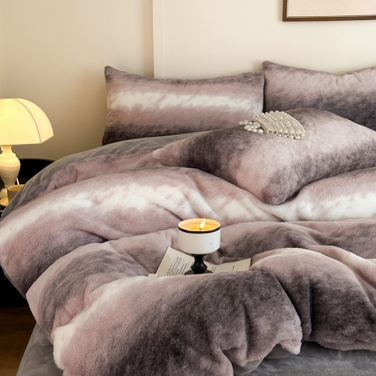 91家纺网 家纺一手货源 找家纺 德比尔斯  2025新款兔毛绒兔兔绒渐变色牛奶绒四件套 红灰