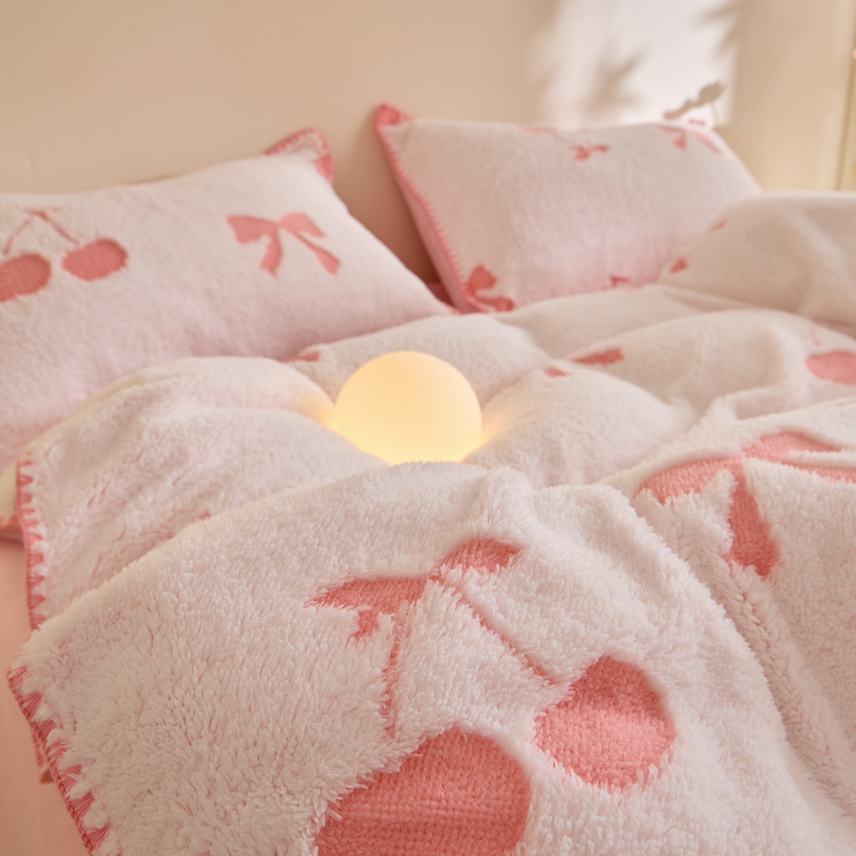 91家纺网 家纺一手货源 找家纺 丝印良品 2025新款加厚兔绒提花牛奶绒四件套系列 樱桃-粉白