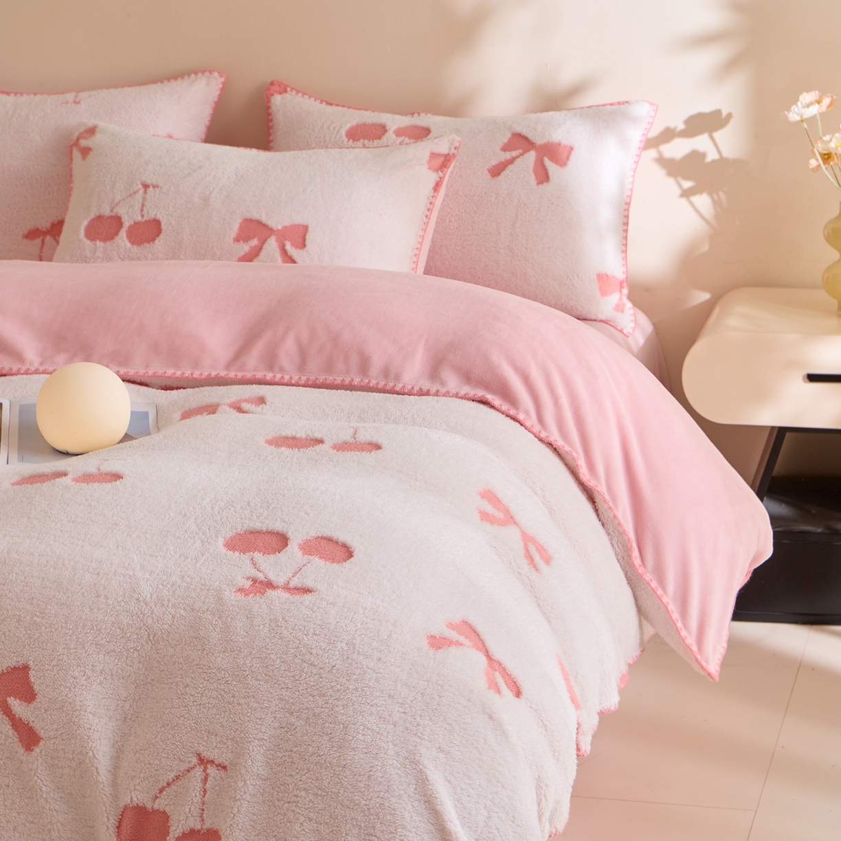 91家纺网 家纺一手货源 找家纺 丝印良品 2025新款加厚兔绒提花牛奶绒四件套系列 樱桃-粉白