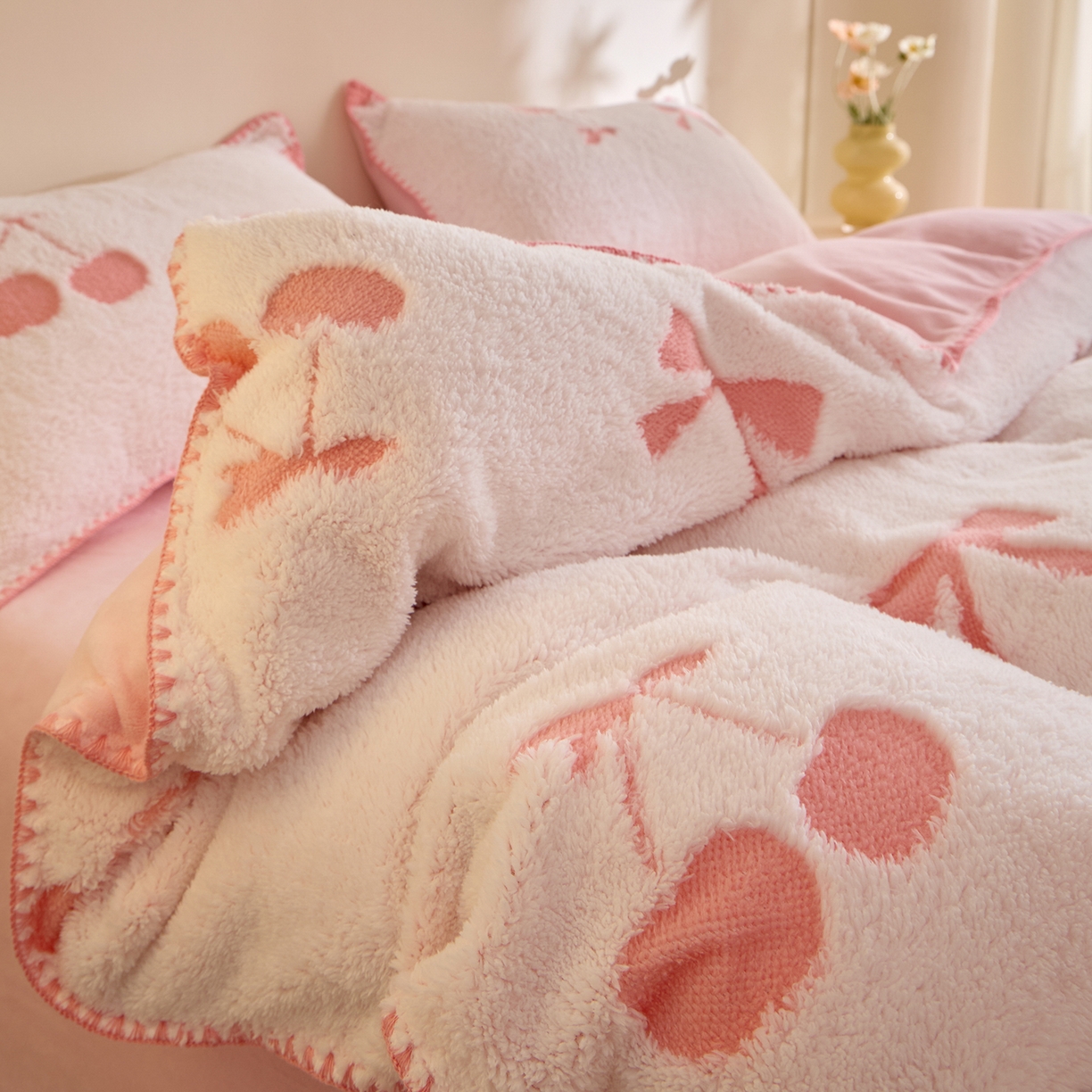 91家纺网 家纺一手货源 找家纺 丝印良品 2025新款加厚兔绒提花牛奶绒四件套系列 樱桃-粉白