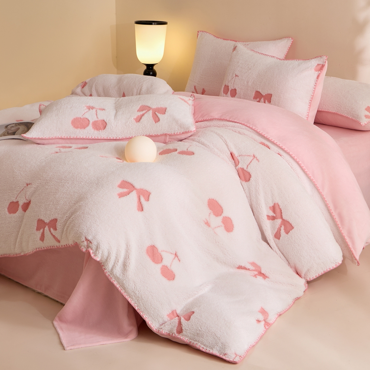 91家纺网 家纺一手货源 找家纺 丝印良品 2025新款加厚兔绒提花牛奶绒四件套系列 樱桃-粉白