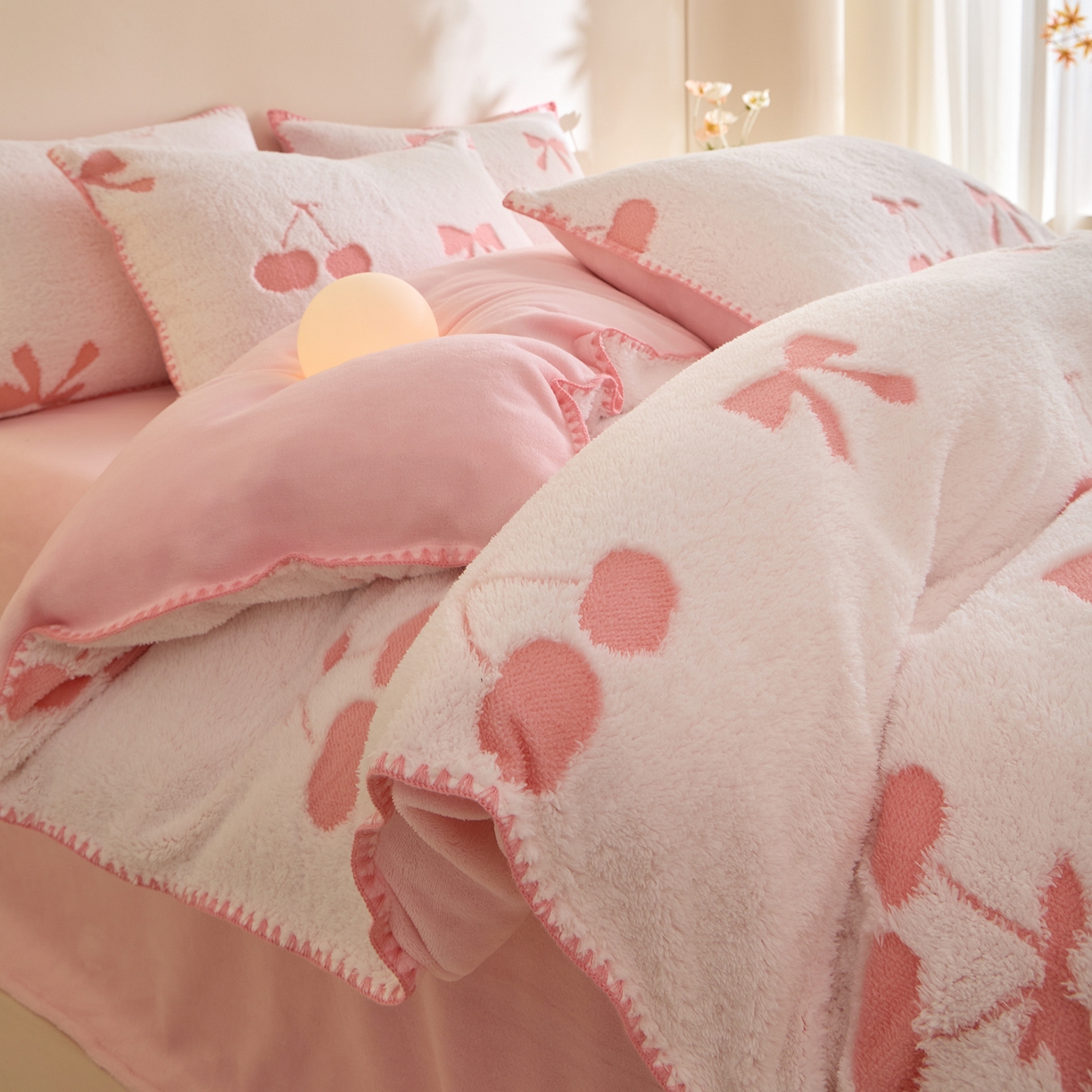 91家纺网 家纺一手货源 找家纺 丝印良品 2025新款加厚兔绒提花牛奶绒四件套系列 樱桃-粉白