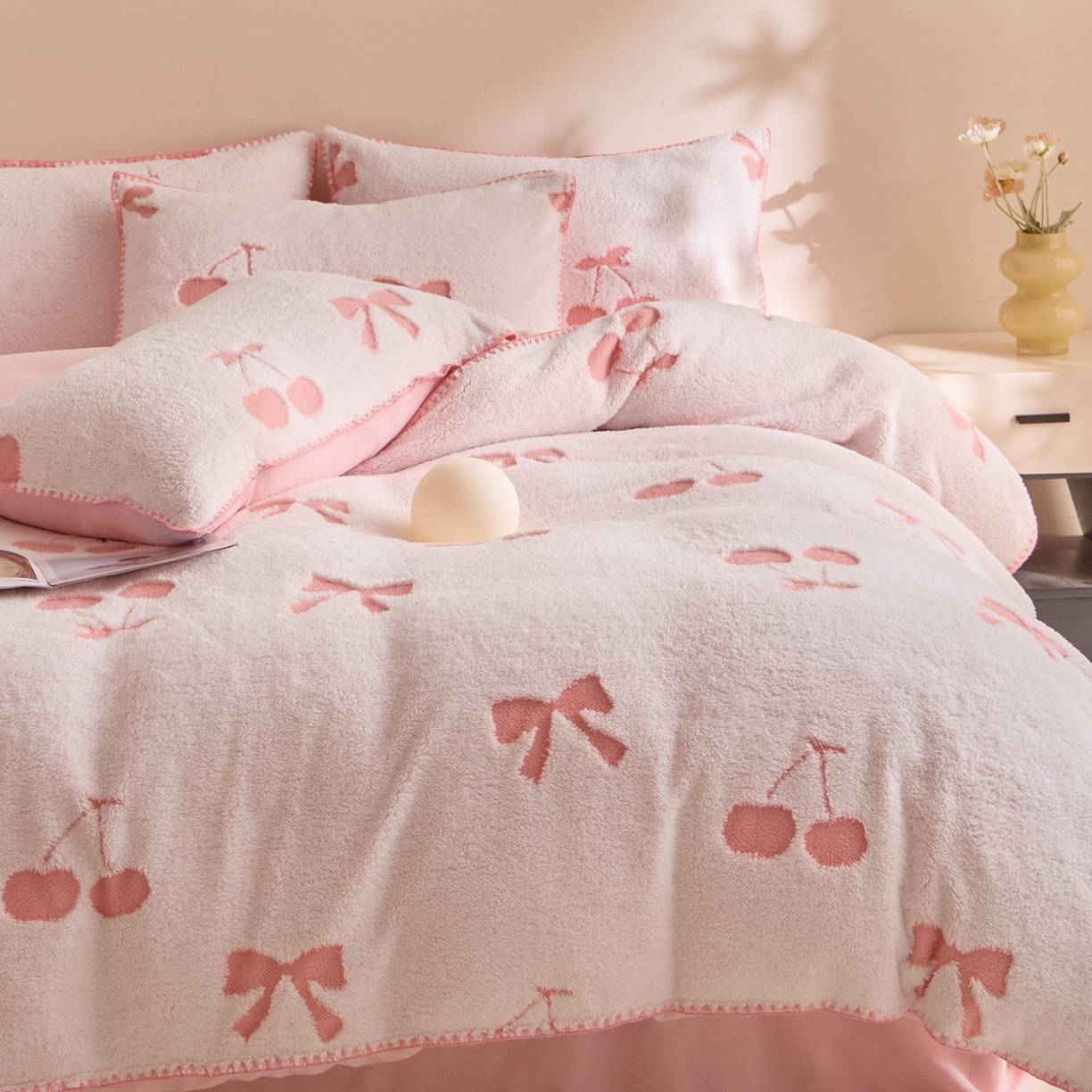 91家纺网 家纺一手货源 找家纺 丝印良品 2025新款加厚兔绒提花牛奶绒四件套系列 樱桃-粉白