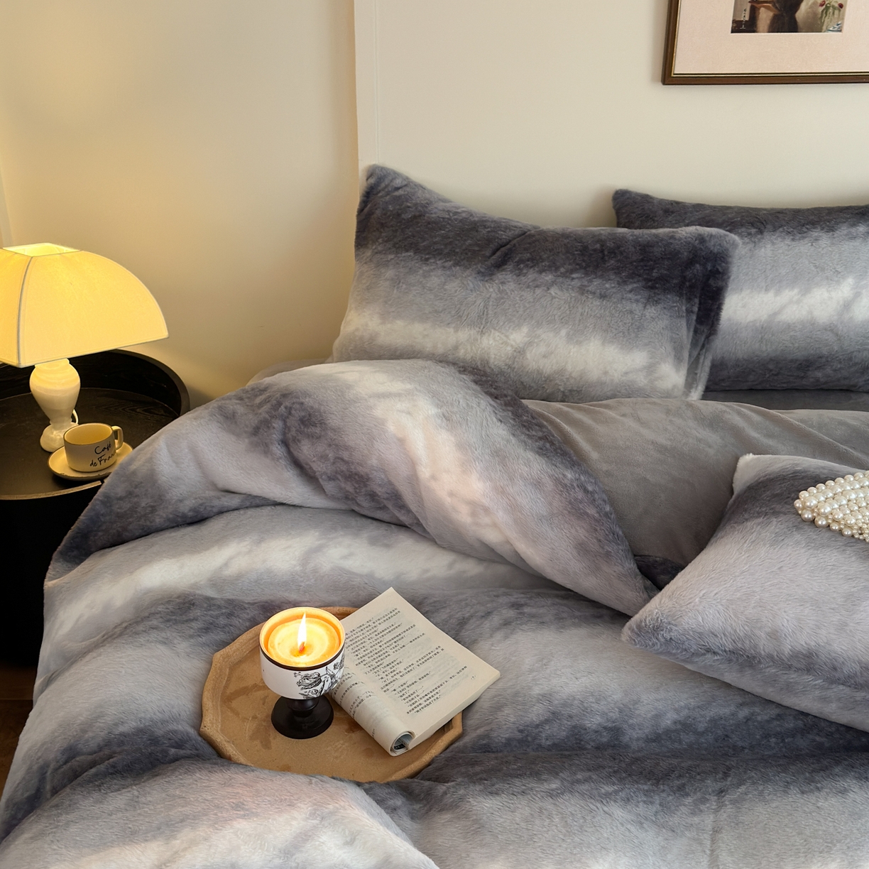 91家纺网 家纺一手货源 找家纺 德比尔斯  2025新款兔毛绒兔兔绒渐变色牛奶绒四件套 兰灰