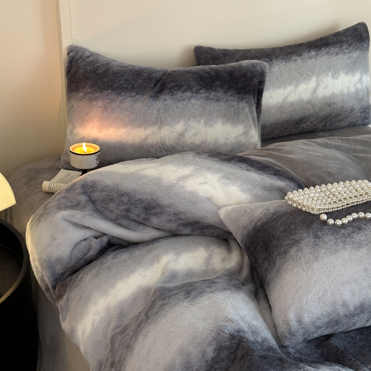 91家纺网 家纺一手货源 找家纺 德比尔斯  2025新款兔毛绒兔兔绒渐变色牛奶绒四件套 兰灰