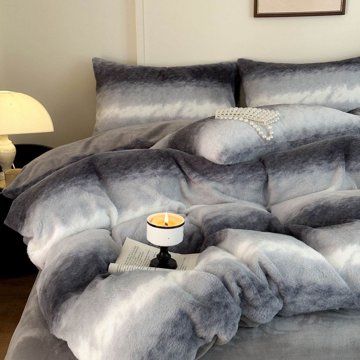 91家纺网 家纺一手货源 找家纺 德比尔斯  2025新款兔毛绒兔兔绒渐变色牛奶绒四件套 兰灰