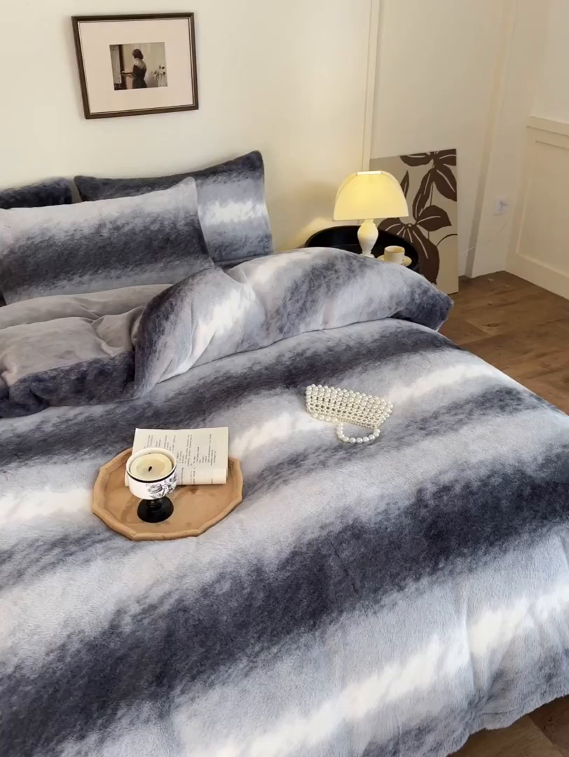 91家纺网 家纺一手货源 找家纺 德比尔斯  2025新款兔毛绒兔兔绒渐变色牛奶绒四件套 兰灰