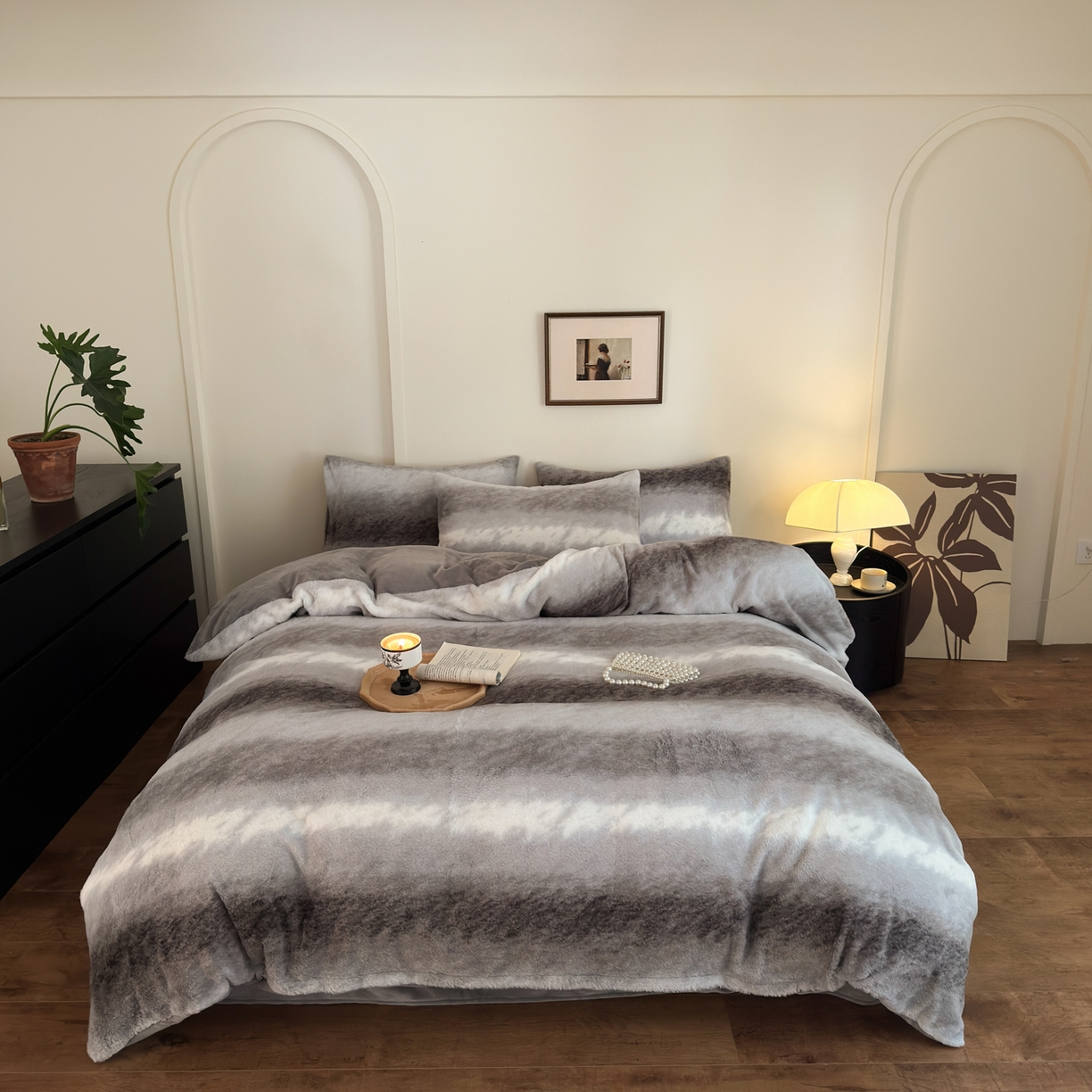 91家纺网 家纺一手货源 找家纺 德比尔斯  2025新款兔毛绒兔兔绒渐变色牛奶绒四件套 皮红