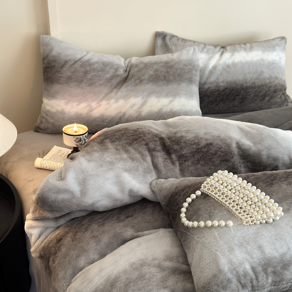 91家纺网 家纺一手货源 找家纺 德比尔斯  2025新款兔毛绒兔兔绒渐变色牛奶绒四件套 皮红