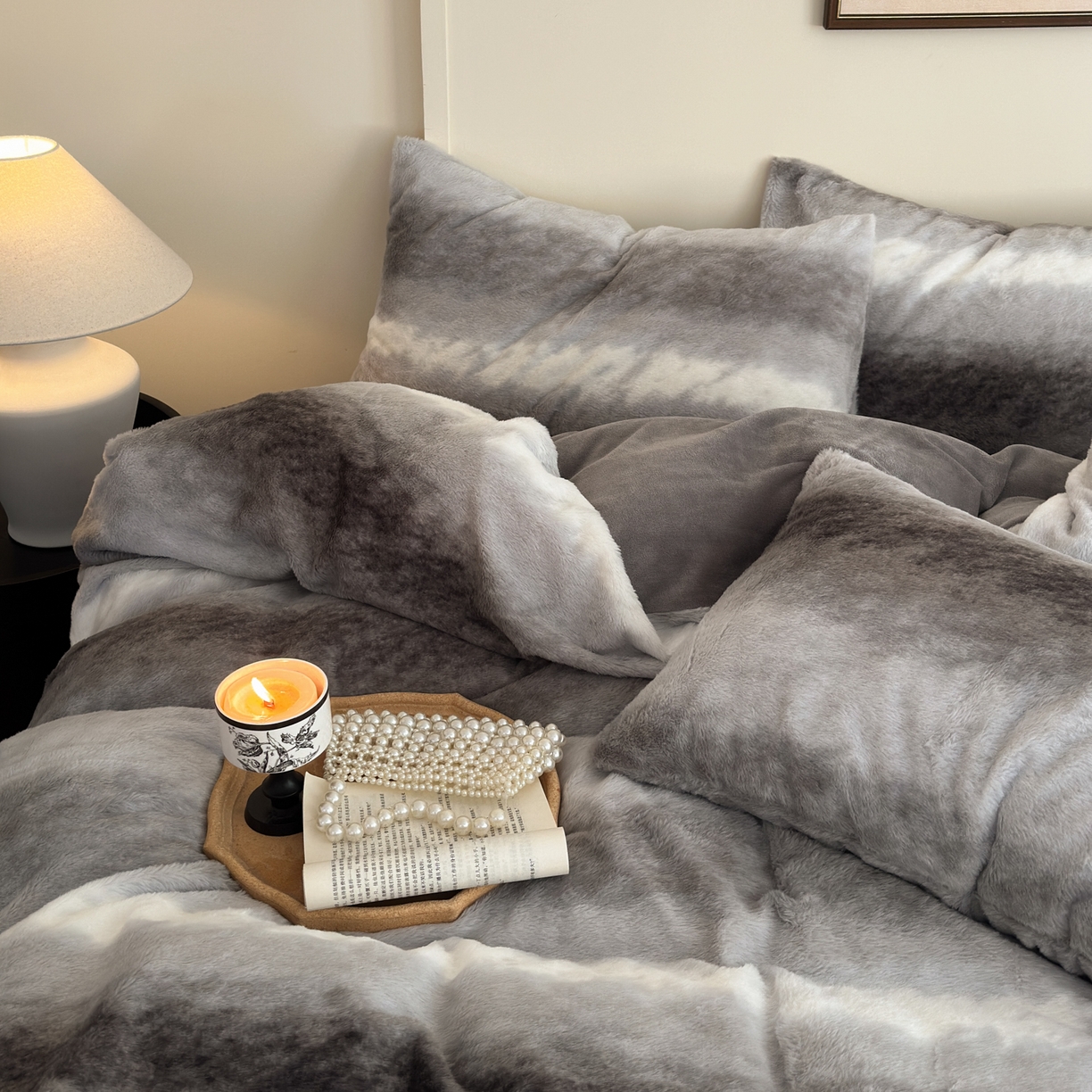 91家纺网 家纺一手货源 找家纺 德比尔斯  2025新款兔毛绒兔兔绒渐变色牛奶绒四件套 皮红