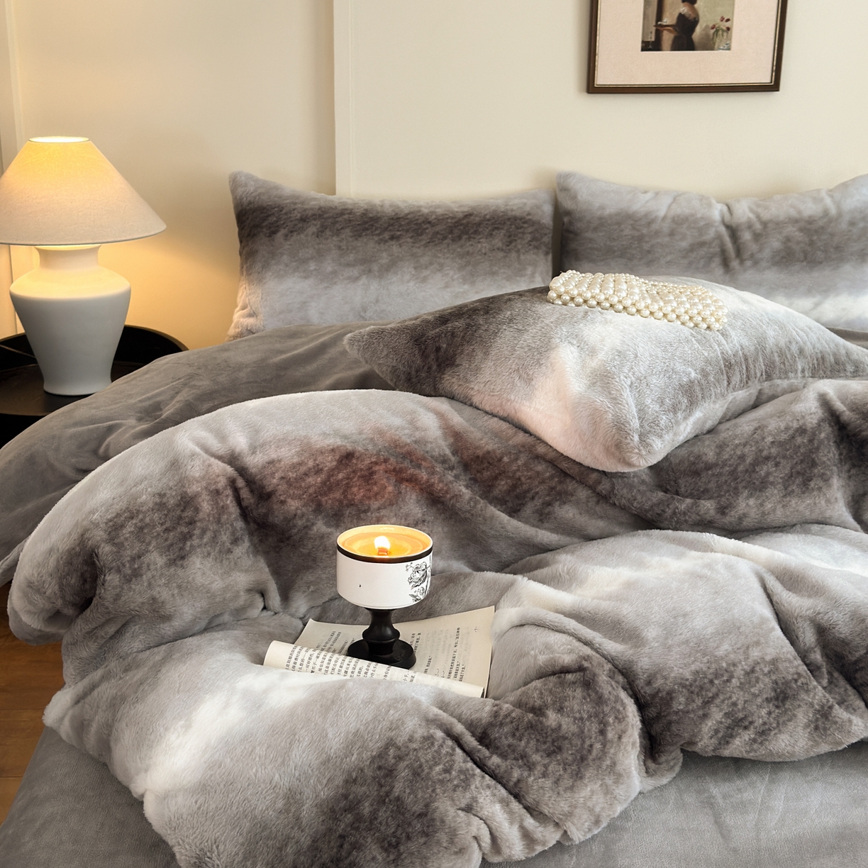 91家纺网 家纺一手货源 找家纺 德比尔斯  2025新款兔毛绒兔兔绒渐变色牛奶绒四件套 皮红