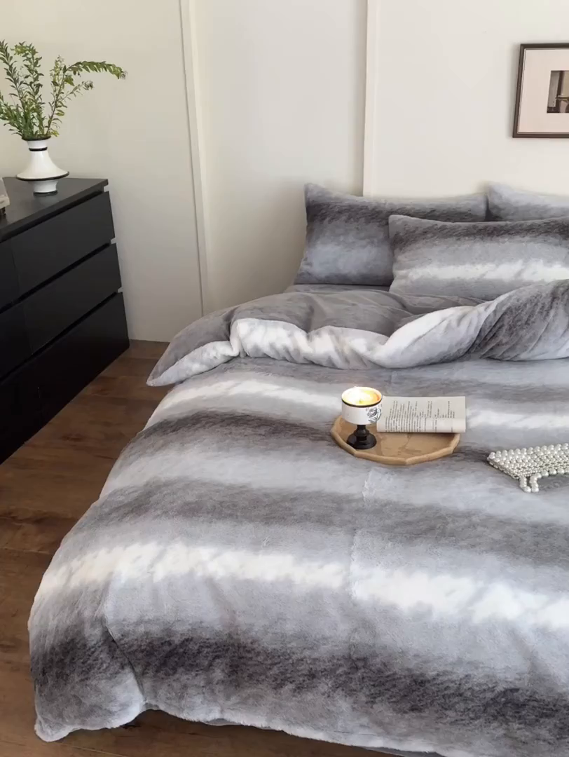 91家纺网 家纺一手货源 找家纺 德比尔斯  2025新款兔毛绒兔兔绒渐变色牛奶绒四件套 皮红