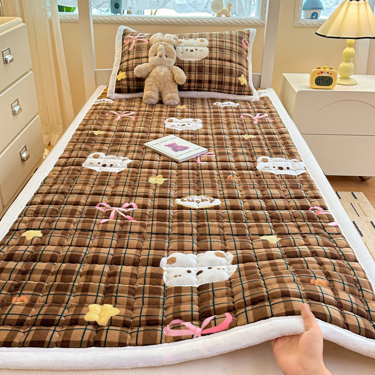 91家纺网 家纺一手货源 找家纺 川悦生活 2025新款A类印花牛奶绒床垫加厚绒保暖床床褥 床垫茶酥小熊