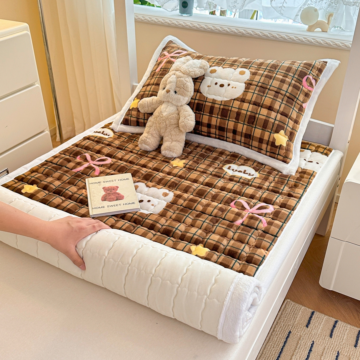 91家纺网 家纺一手货源 找家纺 川悦生活 2025新款A类印花牛奶绒床垫加厚绒保暖床床褥 床垫茶酥小熊