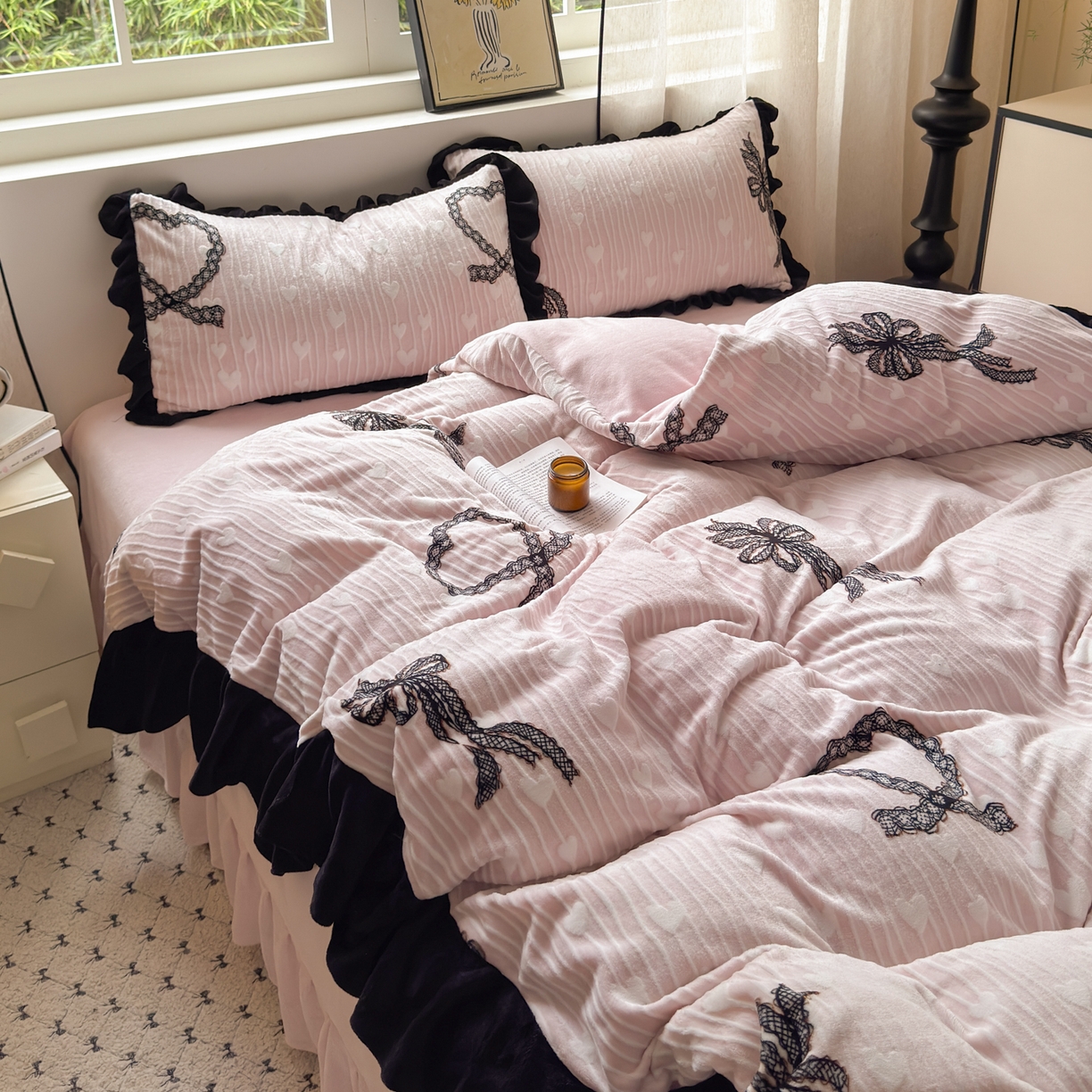 91家纺网 家纺一手货源 找家纺 （总）德比尔斯  2025新款高克重赫本风黑色花边牛奶绒四件套