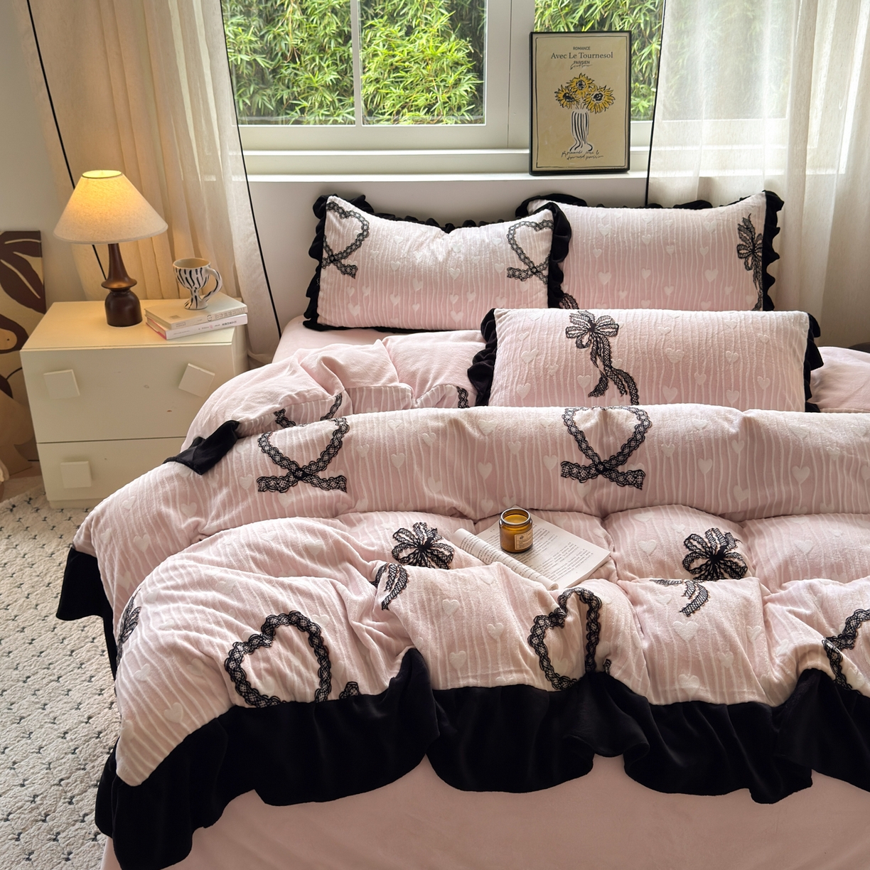 91家纺网 家纺一手货源 找家纺 德比尔斯  2025新款高克重赫本风黑色花边牛奶绒四件套 爱意满满