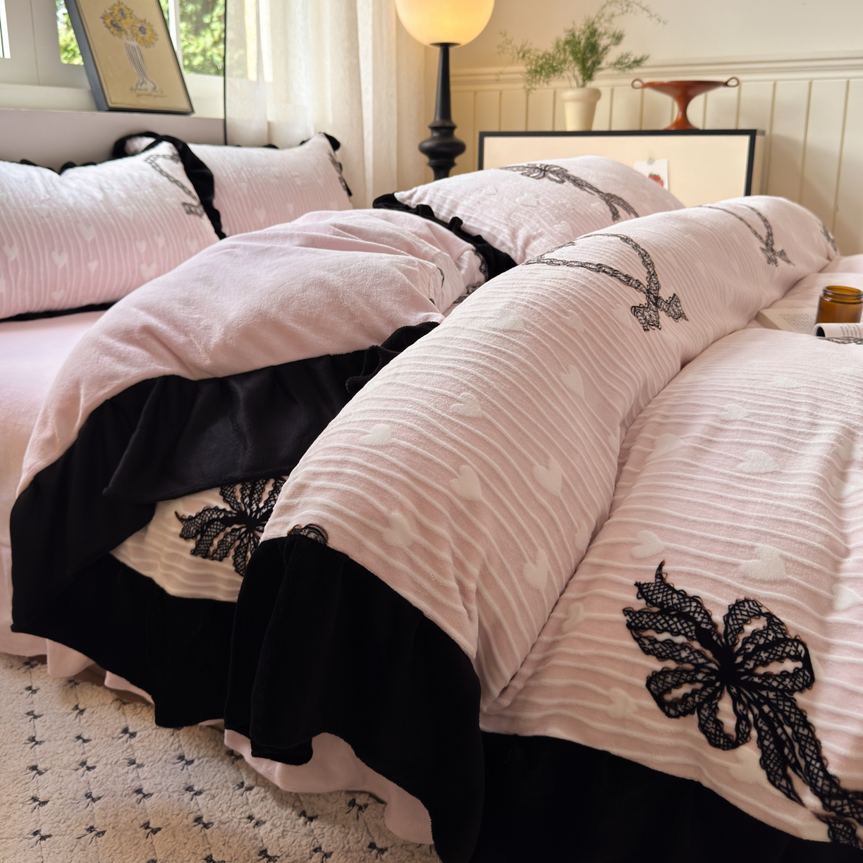 德比尔斯  2025新款高克重赫本风黑色花边牛奶绒四件套 爱意满满