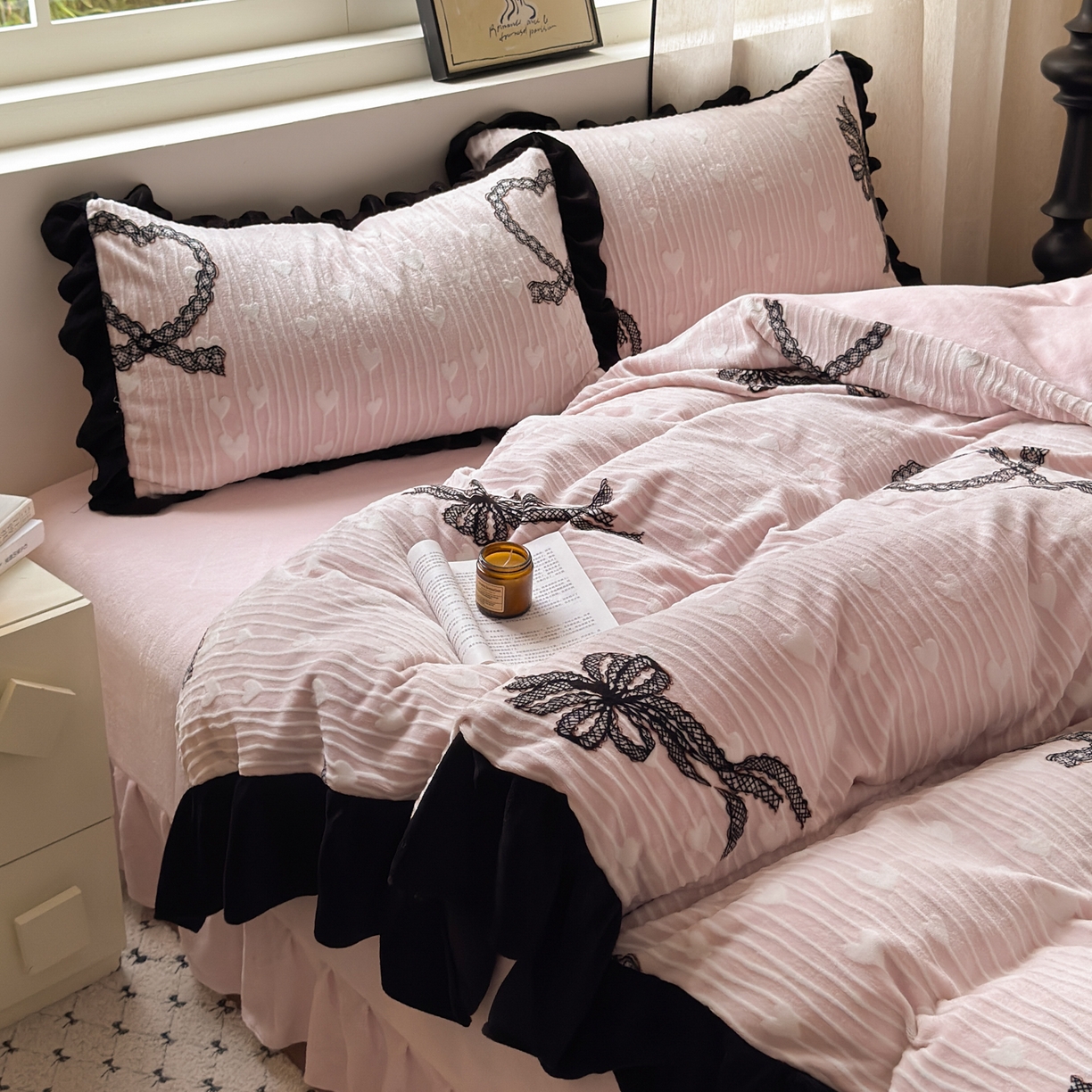 91家纺网 家纺一手货源 找家纺 德比尔斯  2025新款高克重赫本风黑色花边牛奶绒四件套 爱意满满