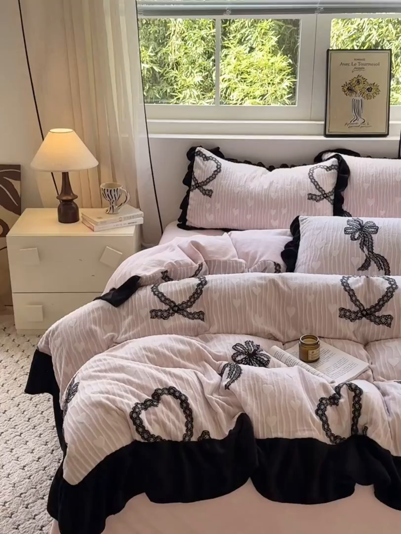 91家纺网 家纺一手货源 找家纺 德比尔斯  2025新款高克重赫本风黑色花边牛奶绒四件套 爱意满满