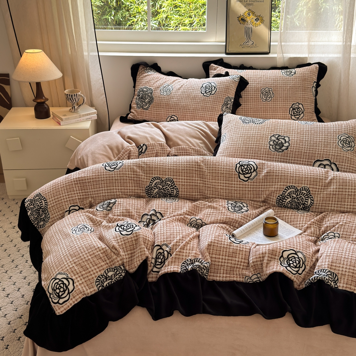 91家纺网 家纺一手货源 找家纺 德比尔斯  2025新款高克重赫本风黑色花边牛奶绒四件套 奥莱迪