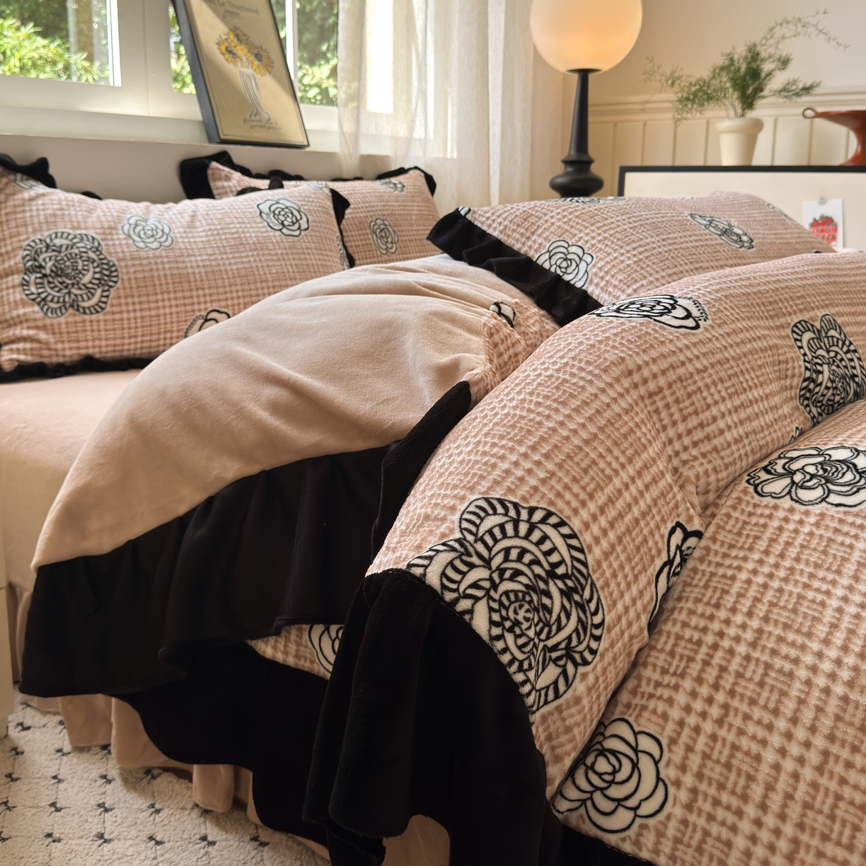 德比尔斯  2025新款高克重赫本风黑色花边牛奶绒四件套 奥莱迪