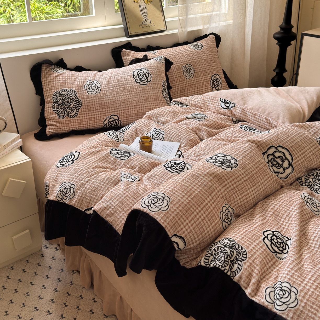 91家纺网 家纺一手货源 找家纺 德比尔斯  2025新款高克重赫本风黑色花边牛奶绒四件套 奥莱迪