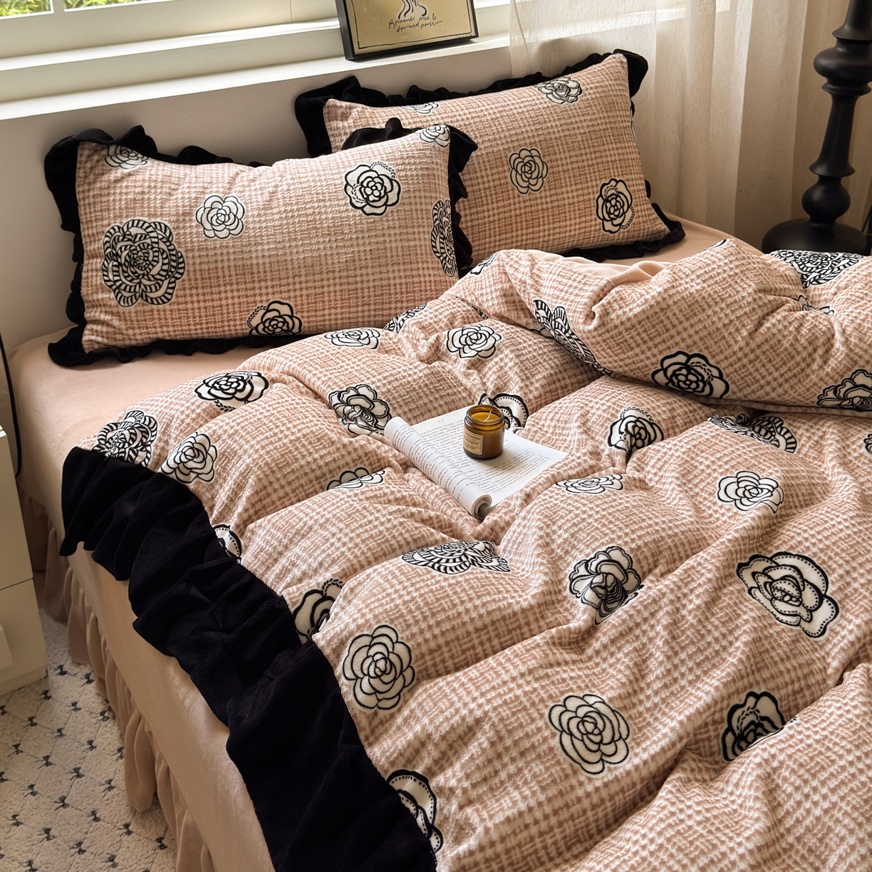 91家纺网 家纺一手货源 找家纺 德比尔斯  2025新款高克重赫本风黑色花边牛奶绒四件套 奥莱迪