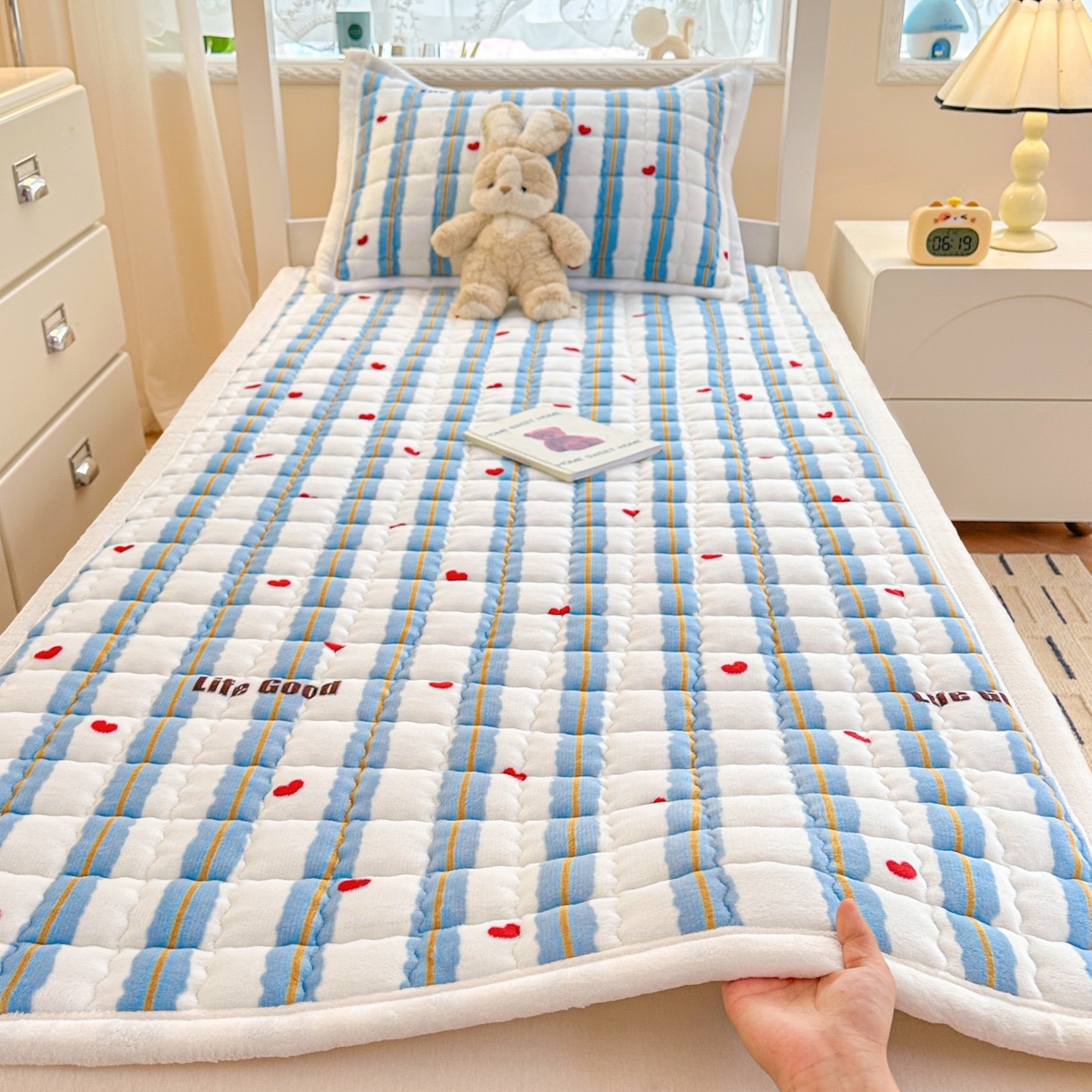 91家纺网 家纺一手货源 找家纺 川悦生活 2025新款A类印花牛奶绒床垫加厚绒保暖床床褥 床垫格心小屋