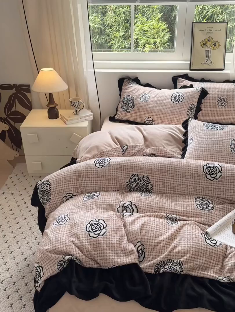 91家纺网 家纺一手货源 找家纺 德比尔斯  2025新款高克重赫本风黑色花边牛奶绒四件套 奥莱迪