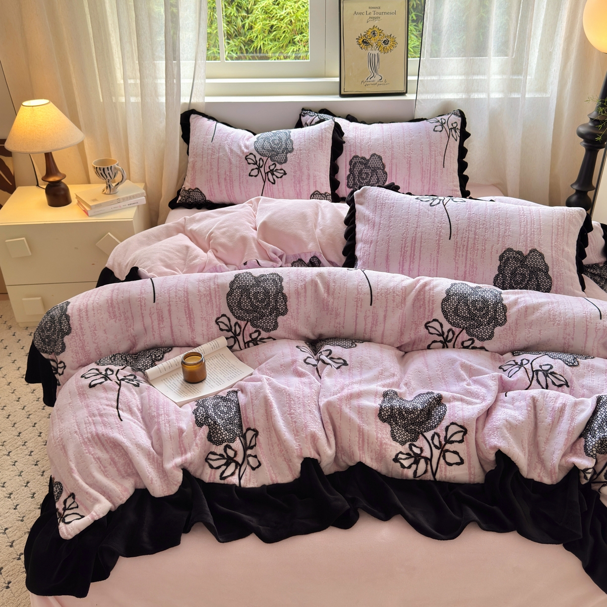 91家纺网 家纺一手货源 找家纺 德比尔斯  2025新款高克重赫本风黑色花边牛奶绒四件套 朵拉粉