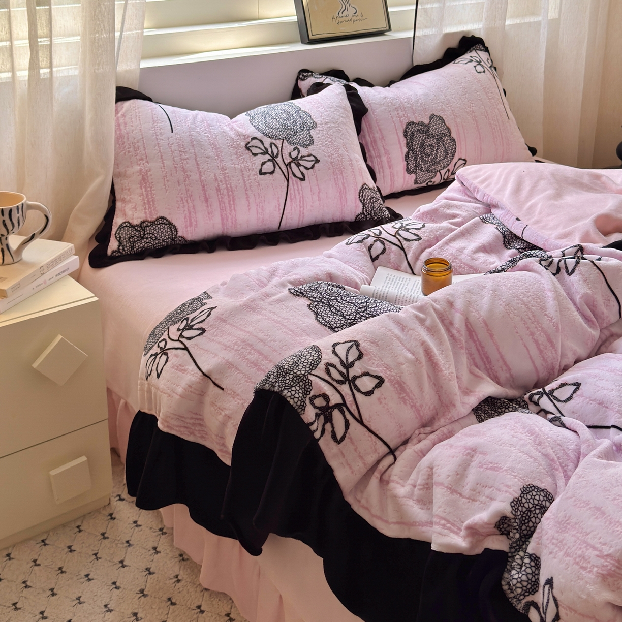 91家纺网 家纺一手货源 找家纺 德比尔斯  2025新款高克重赫本风黑色花边牛奶绒四件套 朵拉粉