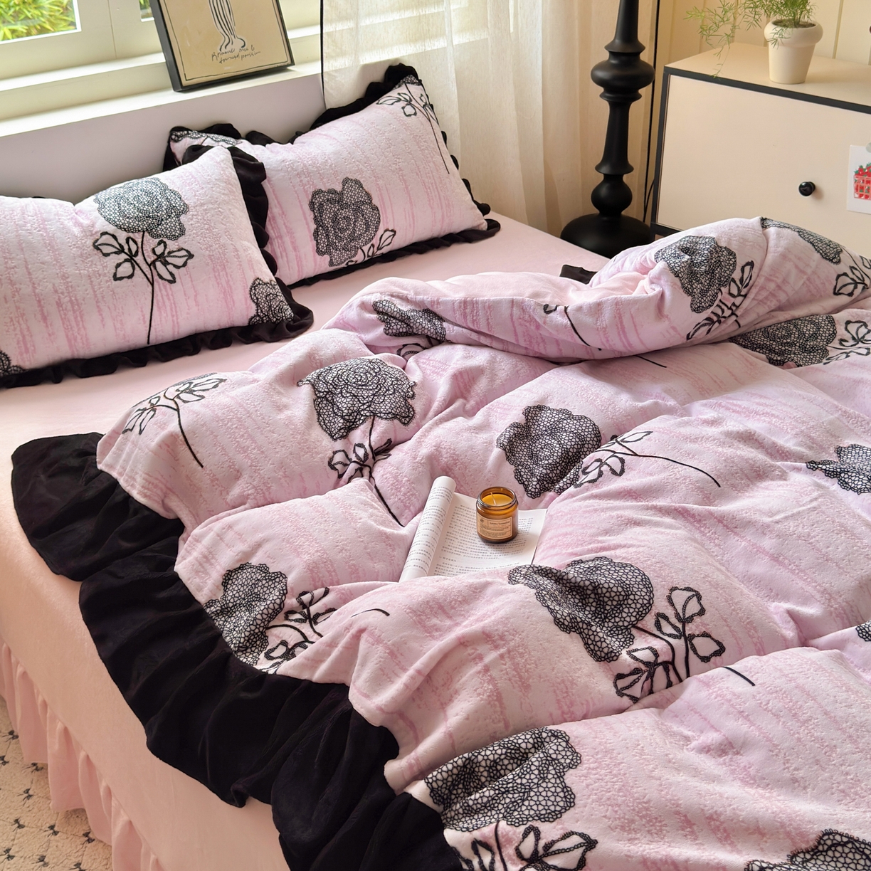 91家纺网 家纺一手货源 找家纺 德比尔斯  2025新款高克重赫本风黑色花边牛奶绒四件套 朵拉粉