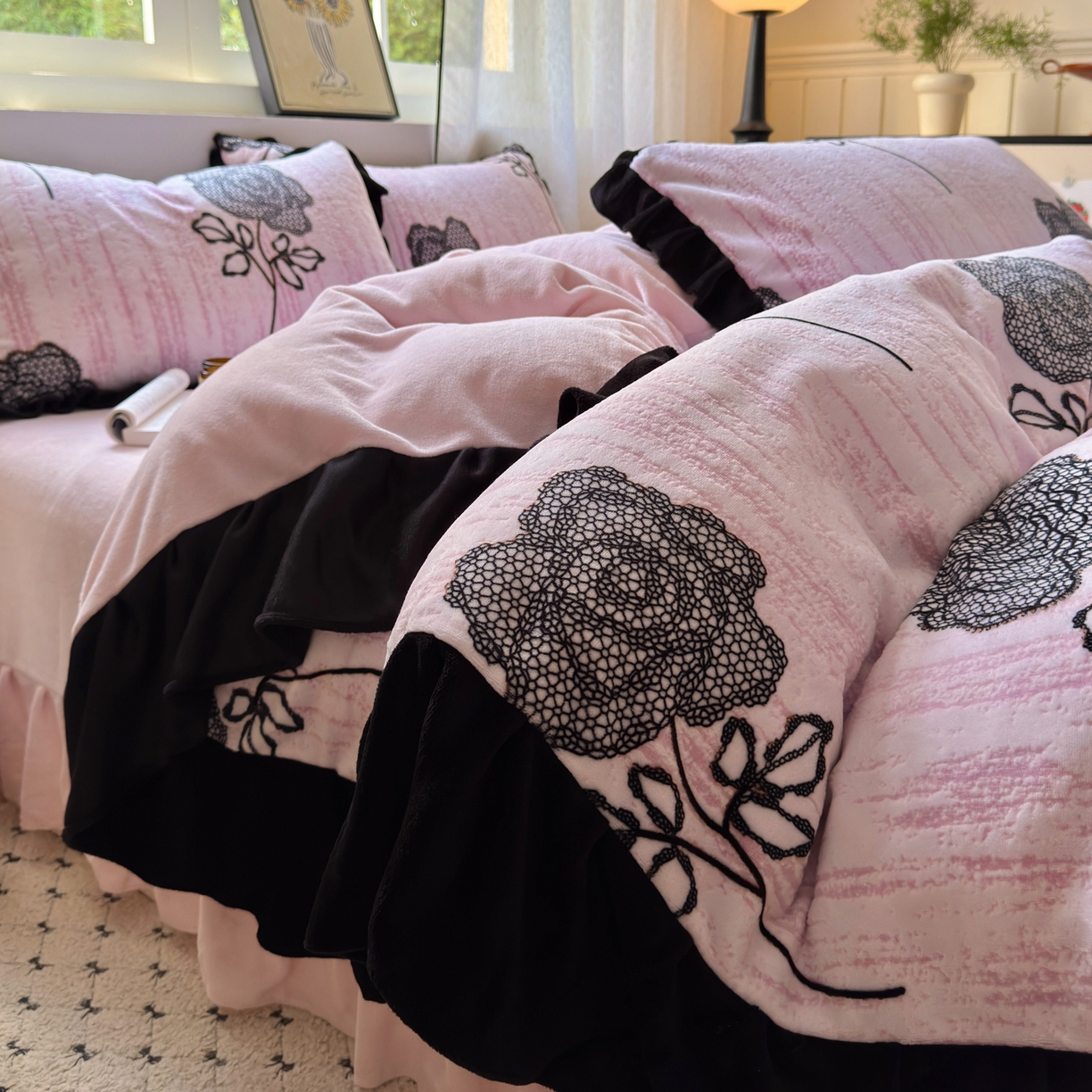 德比尔斯  2025新款高克重赫本风黑色花边牛奶绒四件套 朵拉粉