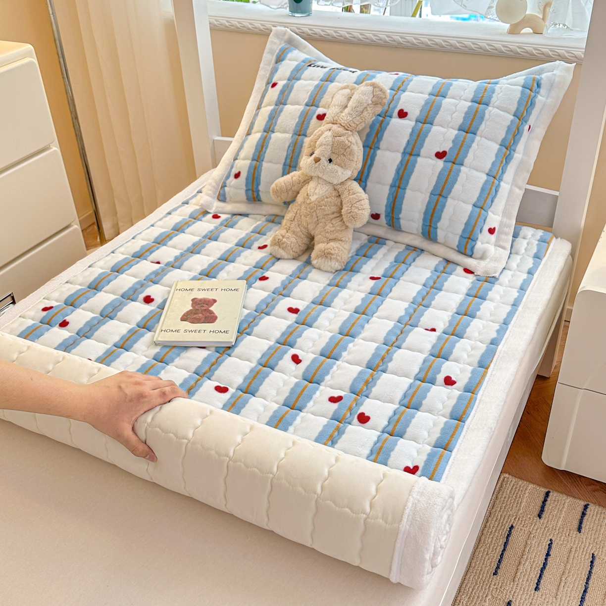 91家纺网 家纺一手货源 找家纺 川悦生活 2025新款A类印花牛奶绒床垫加厚绒保暖床床褥 床垫格心小屋