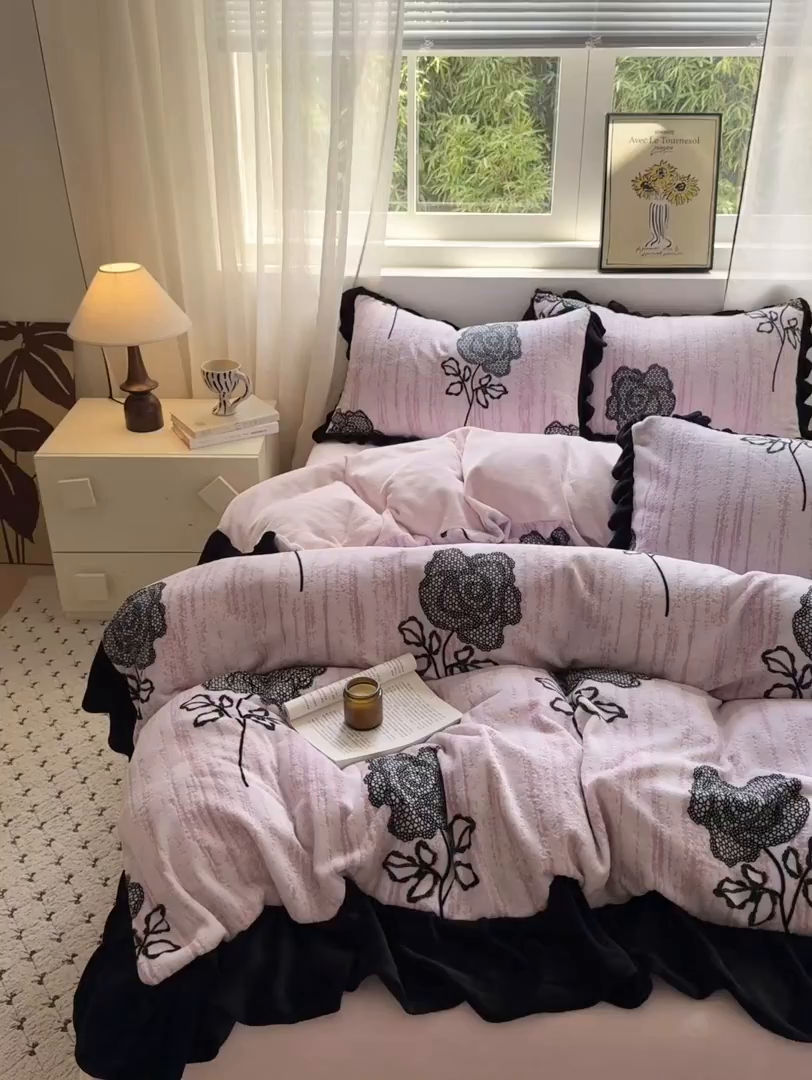 91家纺网 家纺一手货源 找家纺 德比尔斯  2025新款高克重赫本风黑色花边牛奶绒四件套 朵拉粉