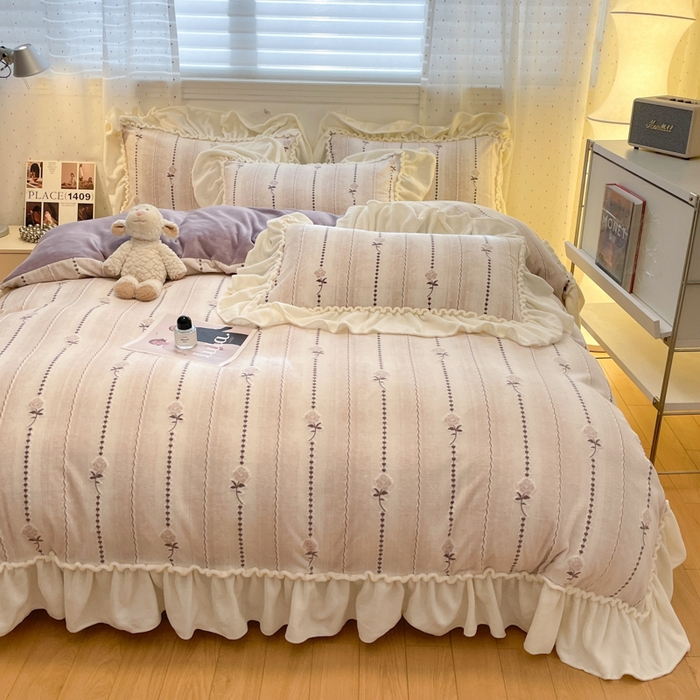 91家纺网 家纺一手货源 找家纺 利欧 2025新款褶皱边雕花牛奶绒四件套 玫影-紫