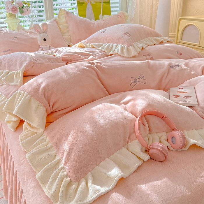 91家纺网 家纺一手货源 找家纺 丝印良品 2025新款加厚牛奶绒刺绣床裙款四件套 草莓-落樱粉