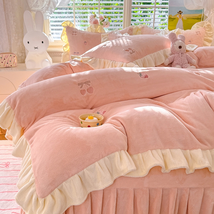 91家纺网 家纺一手货源 找家纺 （总）丝印良品 2025新款加厚牛奶绒刺绣床裙款四件套