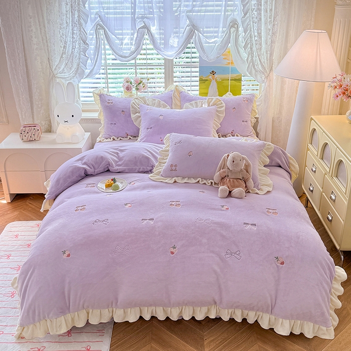 91家纺网 家纺一手货源 找家纺 丝印良品 2025新款加厚牛奶绒刺绣床裙款四件套 草莓-薰衣紫