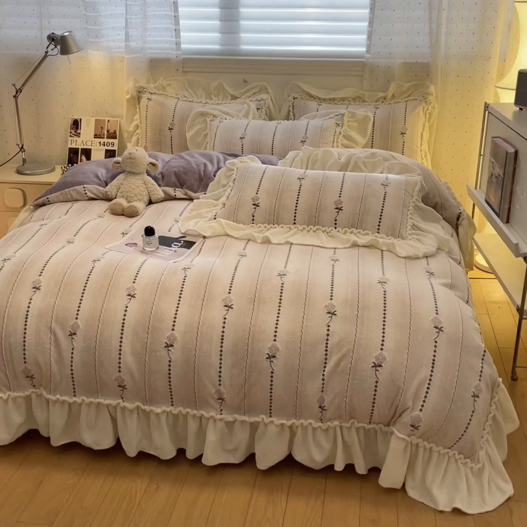 91家纺网 家纺一手货源 找家纺 利欧 2025新款褶皱边雕花牛奶绒四件套 玫影-紫