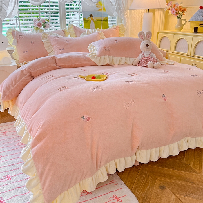 91家纺网 家纺一手货源 找家纺 丝印良品 2025新款加厚牛奶绒刺绣床裙款四件套 草莓-落樱粉