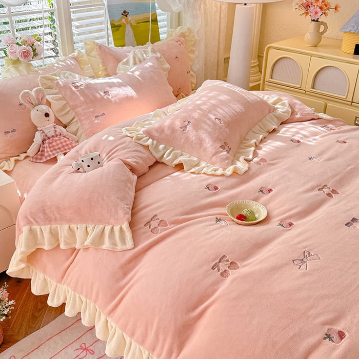 91家纺网 家纺一手货源 找家纺 丝印良品 2025新款加厚牛奶绒刺绣床裙款四件套 草莓-落樱粉