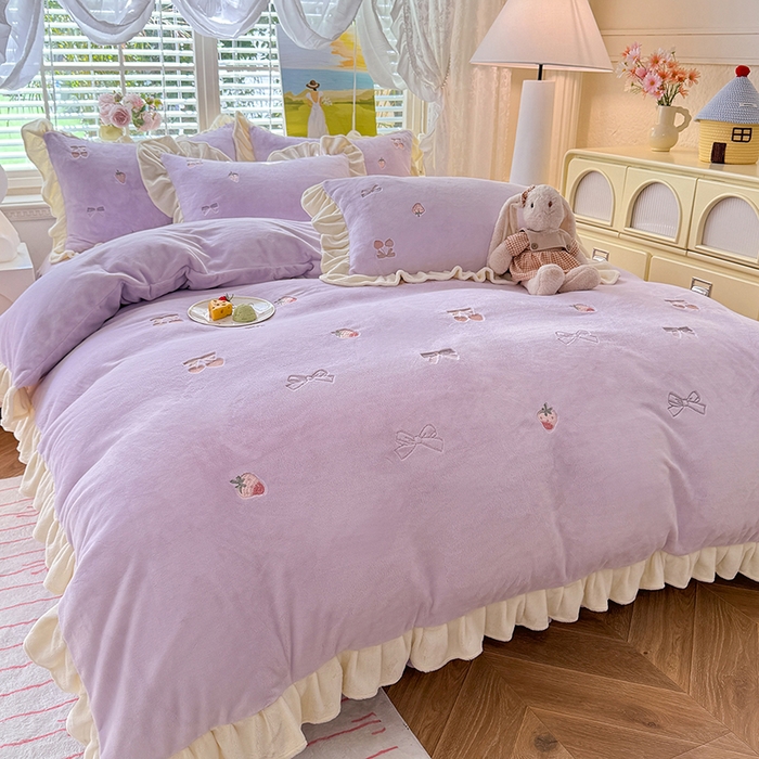 91家纺网 家纺一手货源 找家纺 丝印良品 2025新款加厚牛奶绒刺绣床裙款四件套 草莓-薰衣紫