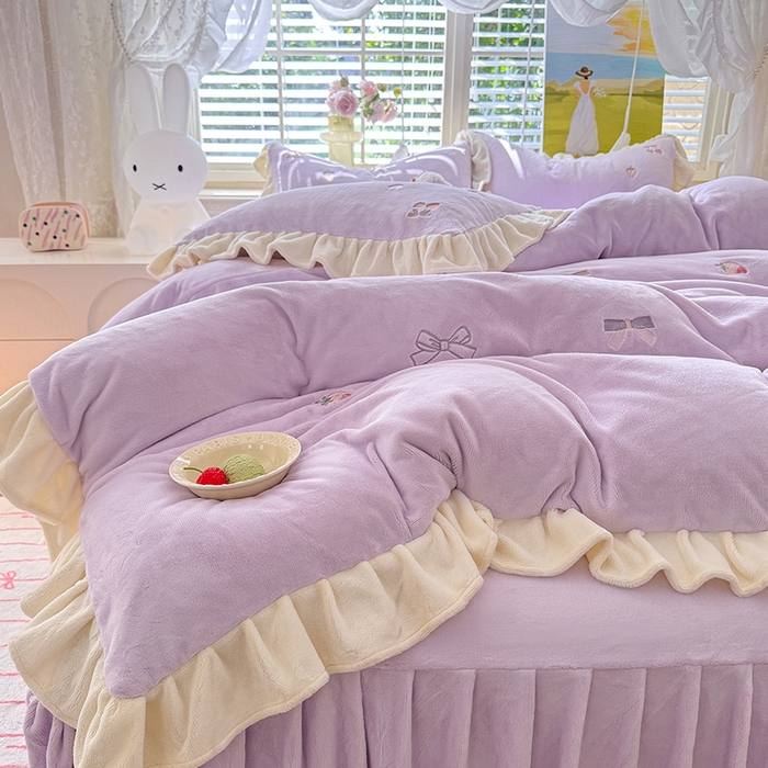 91家纺网 家纺一手货源 找家纺 丝印良品 2025新款加厚牛奶绒刺绣床裙款四件套 草莓-薰衣紫