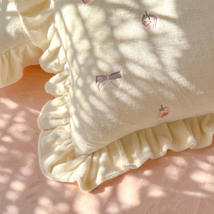91家纺网 家纺一手货源 找家纺 丝印良品 2025新款加厚牛奶绒刺绣床裙款四件套 草莓-奶白粉