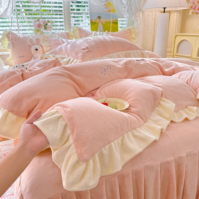 91家纺网 家纺一手货源 找家纺 丝印良品 2025新款加厚牛奶绒刺绣床裙款四件套 草莓-落樱粉