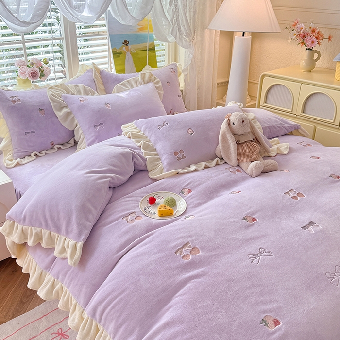 91家纺网 家纺一手货源 找家纺 丝印良品 2025新款加厚牛奶绒刺绣床裙款四件套 草莓-薰衣紫